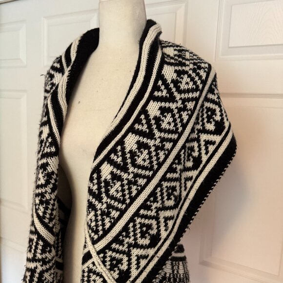 Questions Black & White Patterned Waterfall Sleeveless Cardigan Vest - Picture 5 of 10